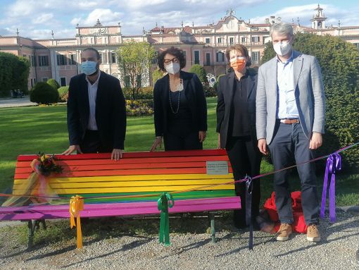 VIDEO. Una panchina arcobaleno ai Giardini Estensi: «Varese città per i diritti umani di tutti»