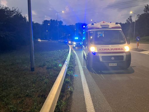 Un uomo in parapendio precipita nella zona dei Ronchi (foto a destra) e i soccorritori mentre setacciano la vegetazione a fianco della ciclabile Un uomo in parapendio precipita nella zona dei Ronchi (foto a destra) e i soccorritori mentre setacciano la vegetazione a fianco della ciclabile