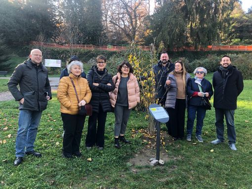 Parco di Villa Mylius, posizionata la targa per i diritti dei bambini Parco di Villa Mylius, posizionata la targa per i diritti dei bambini