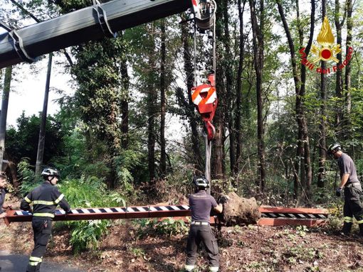 Vergiate, portale stradale rischia di rovinare sull'asfalto. I vigili del fuoco mettono in sicurezza l'area