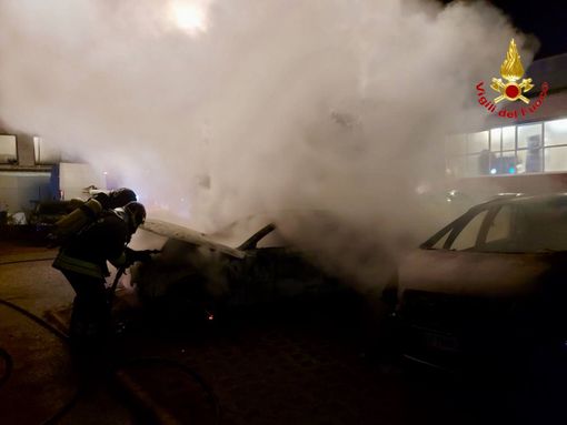 FOTO. Fiamme nella notte a Tradate: due auto in sosta distrutte