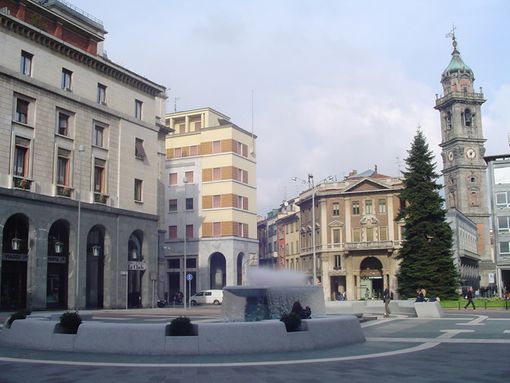 Il Circolo Tricolore in piazza contro il coprifuoco: «Inutile e illegittimo» Il Circolo Tricolore in piazza contro il coprifuoco: «Inutile e illegittimo»