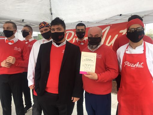 I ragazzi di PizzAut con Nico Acampora e il libro di Silvia Cassani