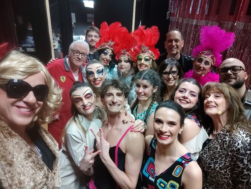 Il bus rosa di Priscilla arriva al Manzoni