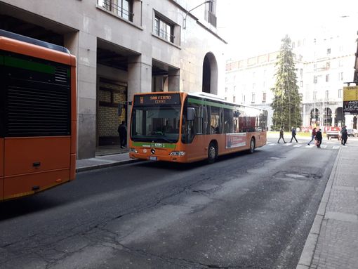 Trasporto pubblico per gli studenti, da lunedì corse potenziate anche con i pullman da gran turismo Trasporto pubblico per gli studenti, da lunedì corse potenziate anche con i pullman da gran turismo
