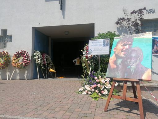 VIDEO E FOTO. Silvia e Alessandro sono a casa. Lacrime e silenzi per l'ultimo saluto a San Fermo VIDEO E FOTO. Silvia e Alessandro sono a casa. Lacrime e silenzi per l'ultimo saluto a San Fermo