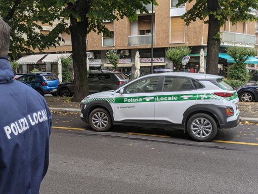Presta Ford sotto sequestro alla sorella, lui la va a prendere con un'auto senza assicurazione. Risultato: via la patente e 2 auto sequestrate Presta Ford sotto sequestro alla sorella, lui la va a prendere con un'auto senza assicurazione. Risultato: via la patente e 2 auto sequestrate