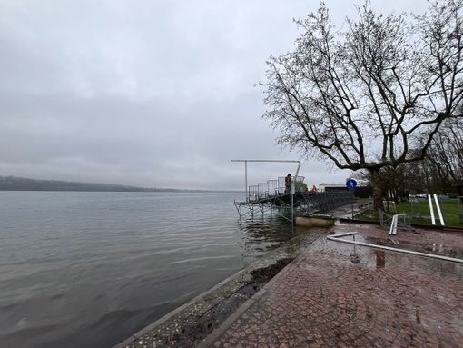 Maltempo, torna a salire il livello del lago di Varese: alla Schiranna si lavora "a mollo"