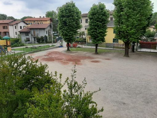 Buche nel parcheggio della scuola di Capolago, le riparano i genitori