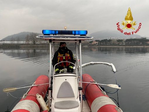 Sversamento di idrocarburi nel Fiume Tresa, vigili del fuoco al lavoro con il soccorso acquatico