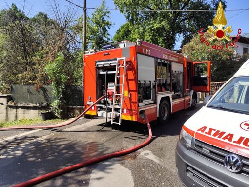 A fuoco un'abitazione a Bisuschio, leggermente ustionata una persona