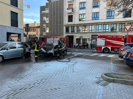 Due auto incendiate in via XX Settembre a Gallarate