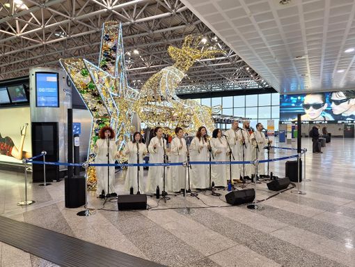 VIDEO. Il coro "Free Gospel Band" incanta i passeggeri di Malpensa con i grandi classici di Natale