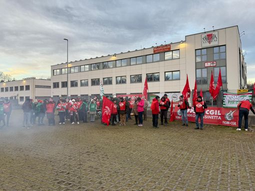 Una manifestazione dei lavoratori della Mata System di Mornago