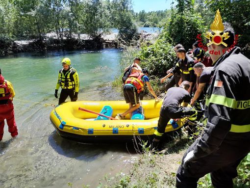 Le operazioni di salvataggio dei quattro ragazzi rimasti bloccati su un isolotto sul fiume Ticino a Cuggiono