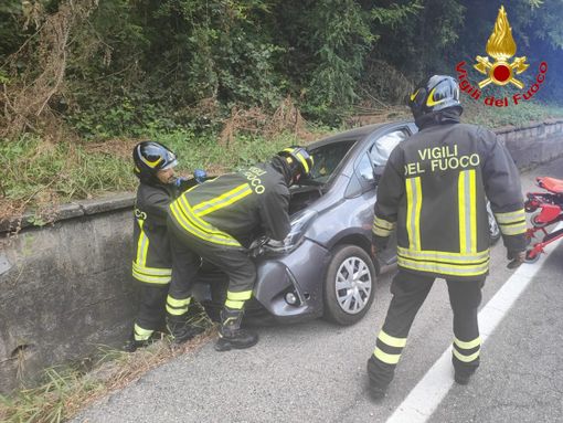 L'auto incidentata dopo essere andata a sbattere contro il muro lungo la Sp1 alla Schiranna
