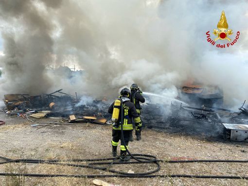 Cumulo di materiale in fiamme a Cairate. La colonna di fumo visibile anche dai paesi vicini Cumulo di materiale in fiamme a Cairate. La colonna di fumo visibile anche dai paesi vicini
