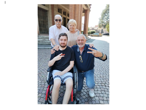 Nicolò Maja con il sindaco Puricelli e i nonni davanti al municipio - foto per cortesia del sindaco
