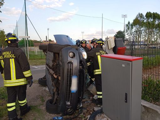 Auto si ribalta a Busto: soccorsa anche una bimba di 9 anni