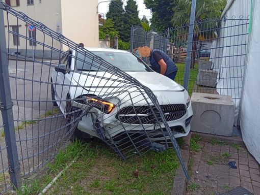 La recinzione sfondata al Campone di Borsano, vicino al tendone montato per la festa