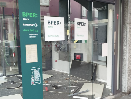 La devastazione provocata dal botto (foto dai gruppi Facebook Fagnano Olona Appuntamenti, Avvisi e Segnalazioni e Anche i fagnanesi nel loro piccolo si incazzano) La devastazione provocata dal botto (foto dai gruppi Facebook Fagnano Olona Appuntamenti, Avvisi e Segnalazioni e Anche i fagnanesi nel loro piccolo si incazzano)