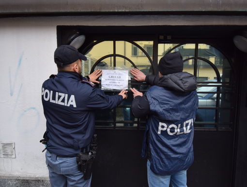 I sigilli posti dalla polizia di Varese sulla porta d'ingresso di una discoteca di via Orrigoni I sigilli posti dalla polizia di Varese sulla porta d'ingresso di una discoteca di via Orrigoni
