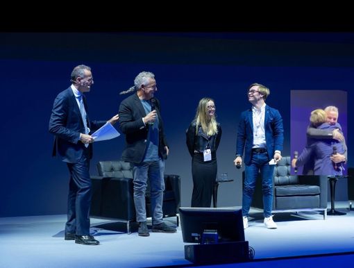 Una foto postata dal gruppo Selex e accanto l'abbraccio tra Baggio e Maino Una foto postata dal gruppo Selex e accanto l'abbraccio tra Baggio e Maino