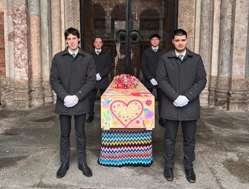Il feretro "colorato" di Rosita Missoni al funerale che si è svolto oggi a Milano Il feretro "colorato" di Rosita Missoni al funerale che si è svolto oggi a Milano