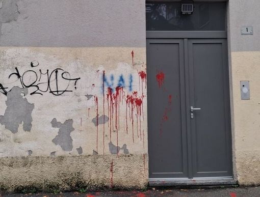 Sede Lega imbrattata, Monti: «Gesto vile». Solidarietà del Pd: «Troppi episodi vandalici, deriva preoccupante»