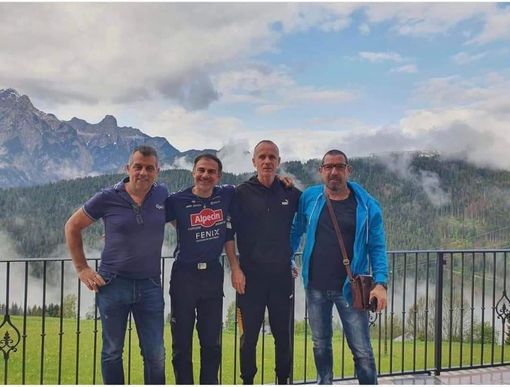 Vanno a vedere il Giro ma uno di loro ha un malore: salvato dagli amici vigili del fuoco