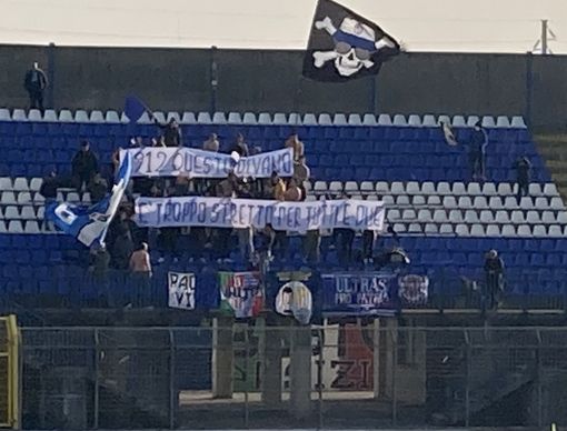 Lo striscione degli ultras