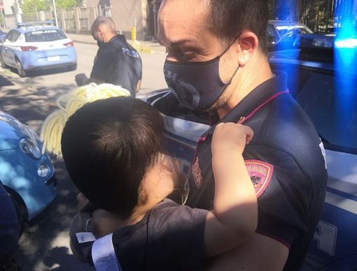 Furto, aggressione e inseguimento con bimbo a bordo. Due donne arrestate dalla polizia