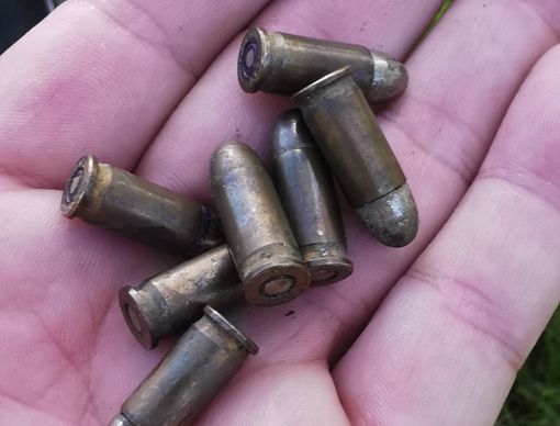 I bossoli ripescati dalle acque del lago di Comabbio da Marco Gaspari I bossoli ripescati dalle acque del lago di Comabbio da Marco Gaspari