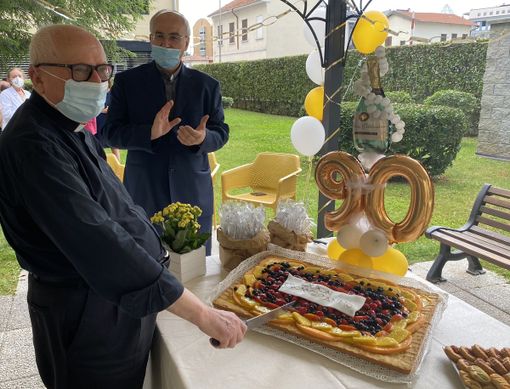 Momenti della festa per monsignor Livetti, 90 anni oggi, anche nelle foto in fondo (con monsignor Pagani, Romeo Mazzucchelli, Emanuele Antonelli e con il libro regalo) Momenti della festa per monsignor Livetti, 90 anni oggi, anche nelle foto in fondo (con monsignor Pagani, Romeo Mazzucchelli, Emanuele Antonelli e con il libro regalo)