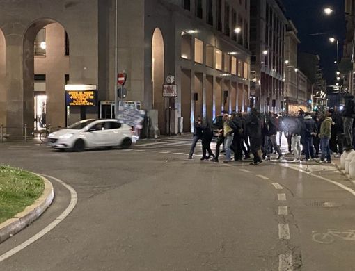 Un'auto con una bandiera del Napoli prova a festeggiare in piazza Monte Grappa, presidiata dagli ultrà varesini, dopo lo scudetto