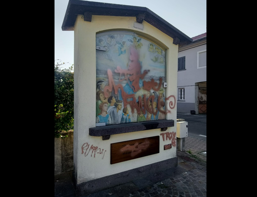 Scritte volgari sull’edicola votiva di Ferno: «Ignobile gesto vandalico»