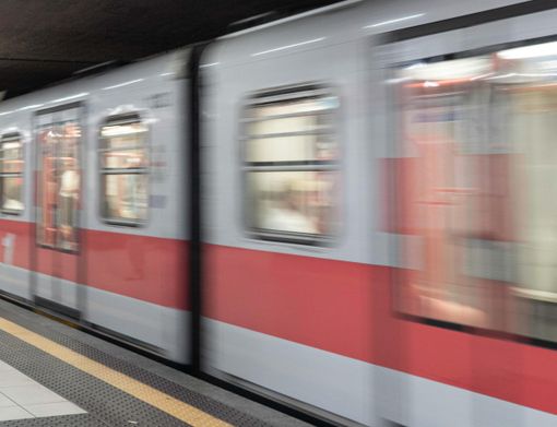 Milano: sfregiata a metro Duomo, "ho pensato di morire"