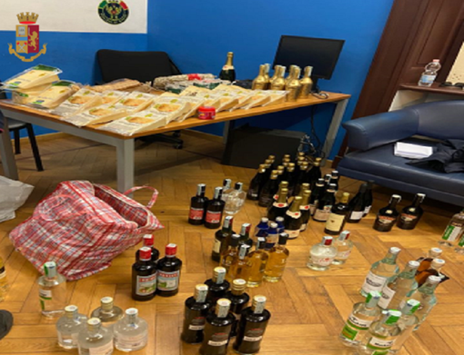 Venti bottiglie di champagne e altre leccornie rubate al supermercato: due uomini denunciati per ricettazione