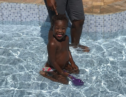 Rebecca, un sorriso e un raggio di luce nel buio che circonda la Kay Pè Giuss ad Haiti