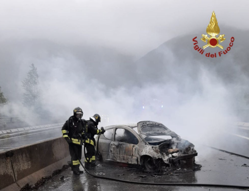 Va a sbattere in superstrada e l'auto viene distrutta dalle fiamme