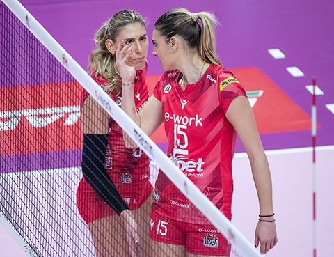 Camilla Mingardi (nella foto con capitan Stevanovic) suona la carica Camilla Mingardi (nella foto con capitan Stevanovic) suona la carica