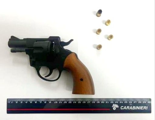 Villadossola, uomo entra in comune e minaccia la funzionaria con una pistola Villadossola, uomo entra in comune e minaccia la funzionaria con una pistola