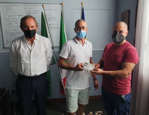 La consegna dei buoni in municipio