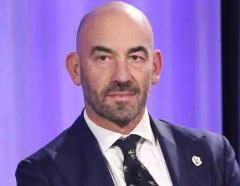 "Acqua frizzante e caffè, il mix aiuta a dimagrire": il consiglio di Bassetti