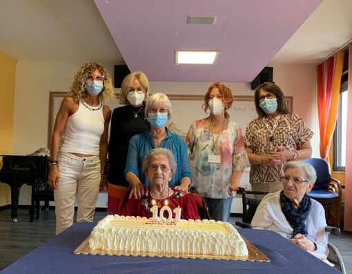 Gallarate, auguri alla supercentenaria Santina. Il segreto dei 101 anni? «Lavorare tanto e aiutare gli altri» Gallarate, auguri alla supercentenaria Santina. Il segreto dei 101 anni? «Lavorare tanto e aiutare gli altri»
