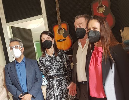 Nelle foto: la dirigente scolastica Viviana Colombo, il suo vice Emilio Bonvini e i direttori di Acof, Mauro e Cinzia Ghisellini, negli spazi della scuola Montessori di via Damiano Chiesa a Castellanza