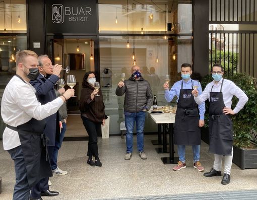 Apre il Buar Bistrot di via Cardinal Tosi. Il brindisi benaugurale con gli amministratori di Busto Apre il Buar Bistrot di via Cardinal Tosi. Il brindisi benaugurale con gli amministratori di Busto