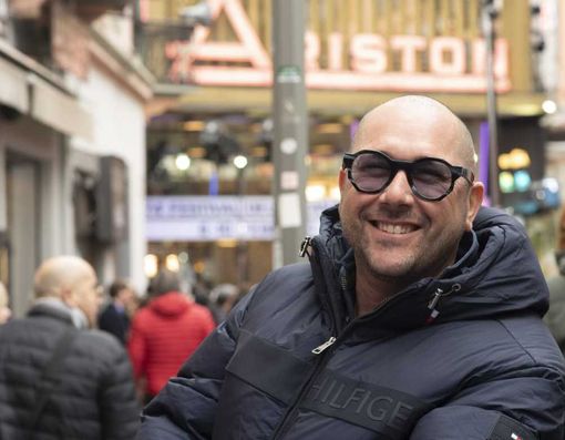 Giovanni Frontera davanti all'Ariston di Sanremo Giovanni Frontera davanti all'Ariston di Sanremo