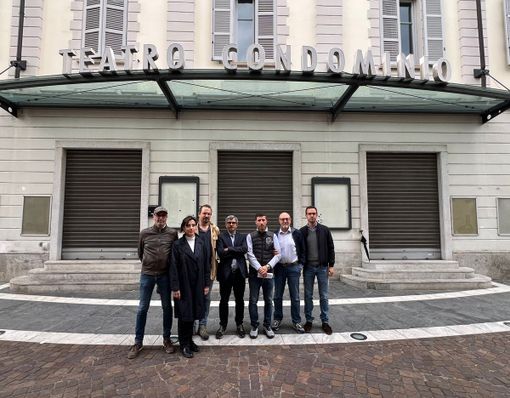 Le minoranze hanno presentato la mozione davanti al Teatro Condominio Vittorio Gassman Le minoranze hanno presentato la mozione davanti al Teatro Condominio Vittorio Gassman