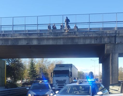 FOTO. Così il poliziotto "eroe" Vincenzo ha salvato l'uomo che oggi voleva suicidarsi buttandosi dal cavalcavia della superstrada di Malpensa